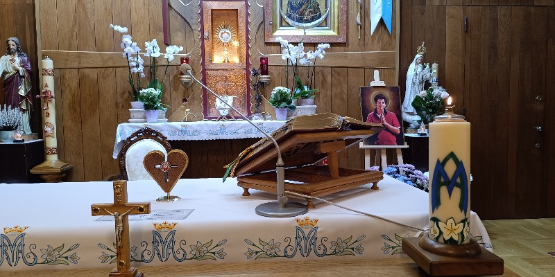 Święty Carlo blisko chorych dzieci