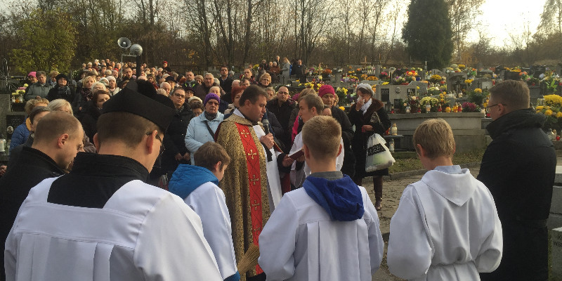  Na cmentarzu Podgórskim modlili się za zmarłych
