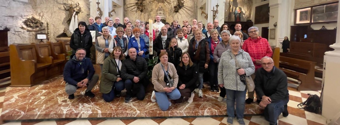 Parafianie z Florynki u Matki Bożej w Lourdes